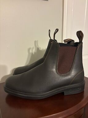 Blundstone Men's Dark Brown Leather Chukka Boots with Burgundy Elastic 10
